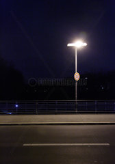 Berlin  Strassenlaterne bei Nacht
