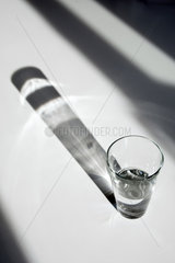 Berlin  Deutschland  halbvolles Glas Wasser im Sonnenlicht