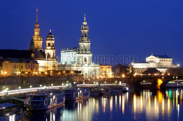 Dresden  Abendliche Stadtansicht an der Elbe