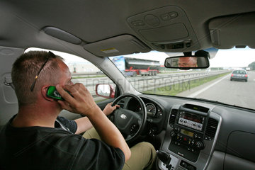 Berlin  Autofahrer telefoniert ohne Freisprechanlage auf der Autobahn