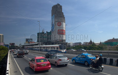 Bangkok  Thailand  dichter Verkehr auf der Somdet Phrachao Tak Sin Bruecke stadteinwaerts