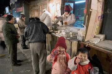 Peking  Kinder auf einer Strasse