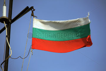 Nessebar  die Nationalflagge von Bulgarien im Wind