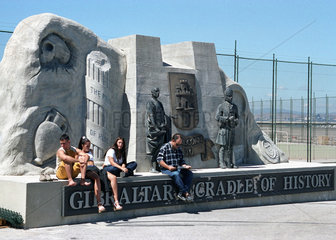 Menschen auf einem Monument auf Gibraltar