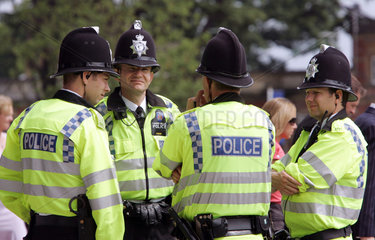 Ascot  Grossbritannien  eine Gruppe Polizisten
