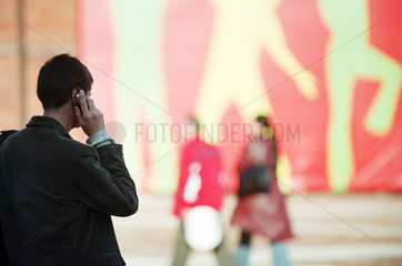 Mann telefoniert mit seinem Handy  Lodz  Polen