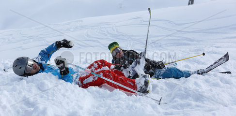Krippenbrunn  Oesterreich  Maenner sind beim Skifahren gestuerzt