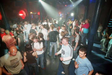 Menschenmenge auf der Tanzflaeche im Klub -Lodz Kaliska- in Lodz  Polen