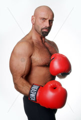 Ein Boxer macht sich kampfbereit