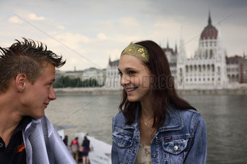 Budapest  ein jugendliches Paar an der Donau vor dem Parlament