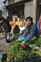 Peking  Haendler verkauft Blattgemuese