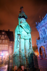 Der Roland am Marktplatz in Bremen (Nachtaufnahme)