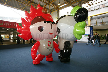 Hong Kong  die Maskottchen Huanhuan (links) und Jinging der Olympischen Sommerspiele 2008 in Peking