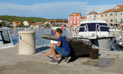 Jelsa  Kroatien  Junge macht ein Selfie im Hafen