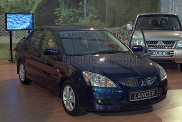 Blauer Mitsubishi Lancer in einem Autosalon in Bukarest  Rumaenien