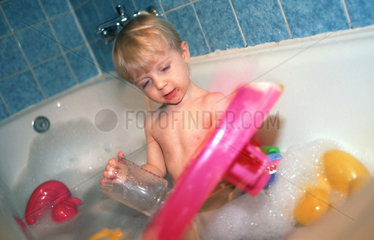 Kind in der Badewanne