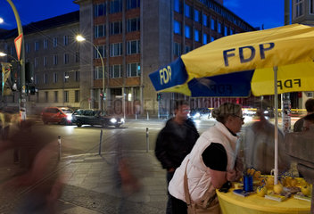 Berlin  Deutschland  ein Wahlkampfstand der FDP in der Oranienburger Strasse