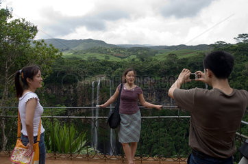 Besucher am Wasserfall bei Chamarel (Mauritius)