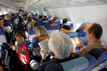 Berlin  Passagiere in einer Flugzeugkabine