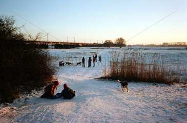 Menschen in einer Winterlandschaft