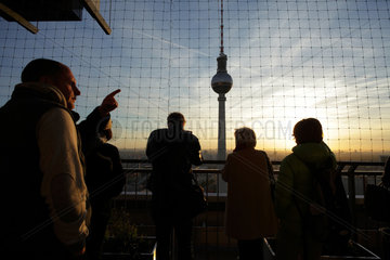 Berlin  Deutschland  Besucher auf der Aussichtsplattform auf dem Hotel Park Inn