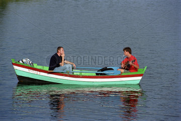 Zwei Maenner in einem Ruderboot  Litauen