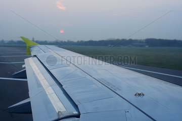Berlin  Blick aus dem Flugzeug auf die aufgehende Sonne