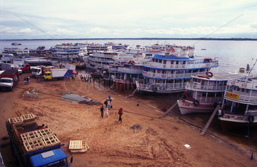 Passagierschiffe am Amazonas
