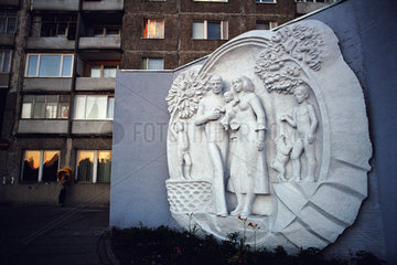 Eine sozialistische Wandskulptur im Stadtzentrum  Kaliningrad  Russland