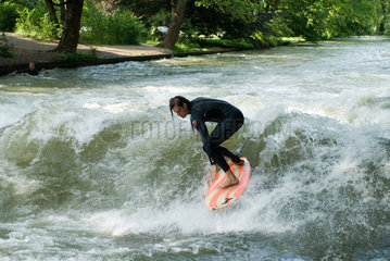 Muenchen  Surfer trainieren im Eisbach