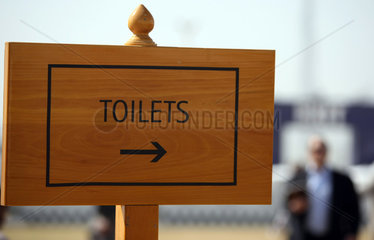 Dubai  Vereinigte Arabische Emirate  Hinweisschild fuer Toiletten