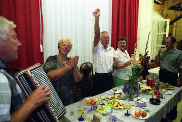 Einheimische bei einer Geburtstagsfeier  Litauen