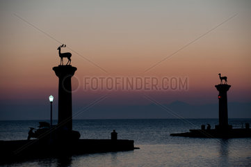 Rhodos  Griechenland  Hirschpaar Elafos und Elafina an der Einfahrt zum Hafen Marina Mandraki