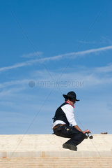 St. Maergen  Deutschland  Zimmermann sitzt mit Bier auf einem Dach