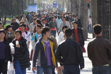 Peking  Passanten auf dem Chang'an Boulevard