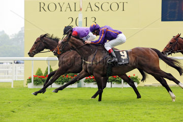 Ascot  Grossbritannien  Jockey Ryan Moore gewinnt fuer Queen Elisabeth II mit deren Pferd Estimate den Ascot Gold Cup