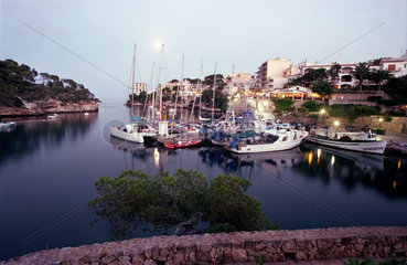 Boote in der Bucht von Cala Figuera auf Mallorca