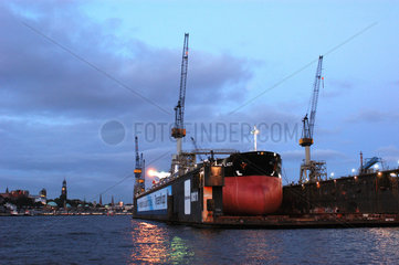 Hamburg  Frachtschiff im Trockendock 11 der Werft Blohm & Voss