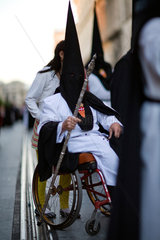 Sevilla  Spanien  ein koerperbehinderter Mann in einem Rollstuhl