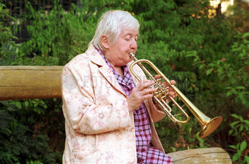 Berlin  Alte Frau spielt Trompete