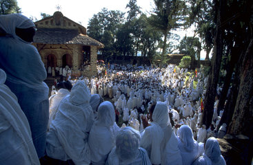 Glaeubige Christen beim Timkat-Fest in Aethiopien