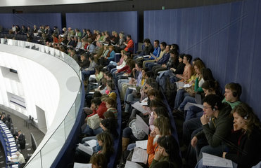 Strasbourg  Jugendliche auf der Zuschauertribuene des EU-Parlamentes
