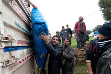 Assaharia  Syrien  die Freie Syrische Armee verteilt Zelte an Fluechtlinge