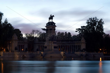 Madrid  Spanien  Monument fuer Alfons XII. und kuenstlicher See im Retiro-Park