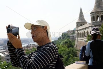 Budapest  asiatischer Tourist mit Kamera in der Fischerbastei im Burgviertel
