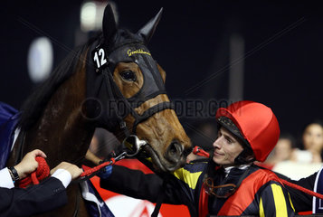 Dubai  Vereinigte Arabische Emirate  Jockey Ryan Moore mit dem Galopprennpferd Gentildonna