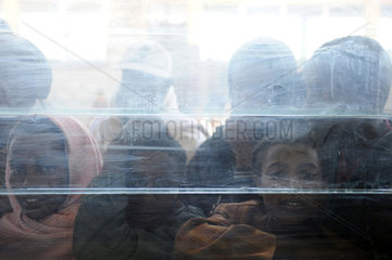 Mangudo  Aethiopien  Kinder schauen durch ein Fenster der neuen Schule