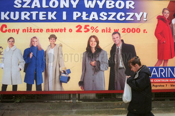 Passantin vor Werbeplakat in Breslau (Wroclaw)  Polen