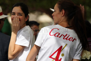 Dubai  Vereinigte Arabische Emirate  Zuschauerinnen bei der Cartier Internat. Dubai Polo Challenge