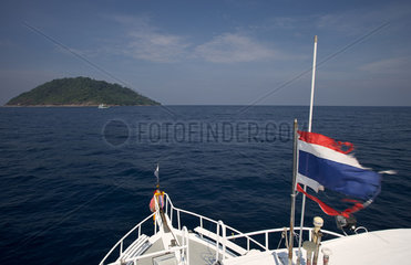 Ko Tachai  Thailand  Tauchboot steuert auf die Insel Ko Tachai zu